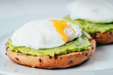 Kavrulmuş yumurta ve kızarmış ekmek üzerine fırında püre.