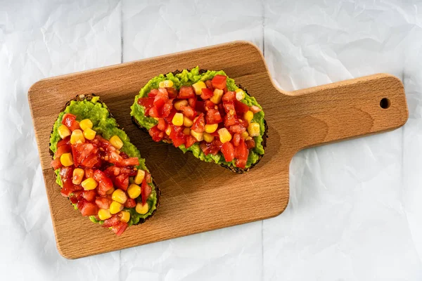 Avocado Suikermaïs Salade Toast Met Tomaten — Stockfoto