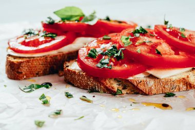 Mozzarella, Domates ve Basil 'li Caprese tostu