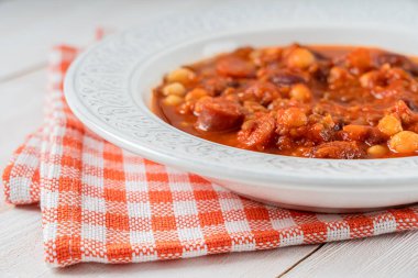 Kırmızı fasulyeli Chorizo güveci, nohut ve domates sosu.