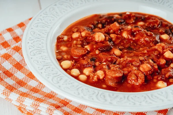 Guisado Chorizo Com Feijão Vermelho Grão Bico Molho Tomate — Fotografia de Stock