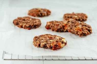 Hindistan cevizi, kayısı, yulaf ve beyaz çikolatalı bisküvi.