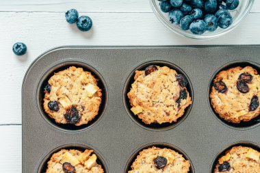 Yabanmersini ve Elmalı Meyveli Kekler