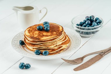 Yabanmersini ve Ricotta Amerikan Krepleri