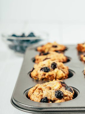 Yabanmersini ve Elmalı Meyveli Kekler