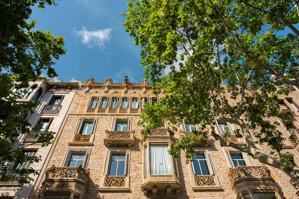 Όμορφη Αρχιτεκτονική Κτιρίων Πρόσοψης Στην Πόλη Της Βαρκελώνης Ισπανία — Φωτογραφία Αρχείου