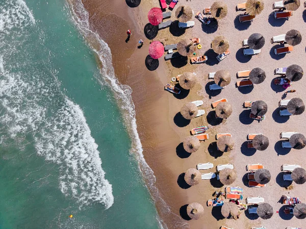 空中ビーチ 人々とビーチでカラフルな傘写真 青い海の風景 海の波 — ストック写真