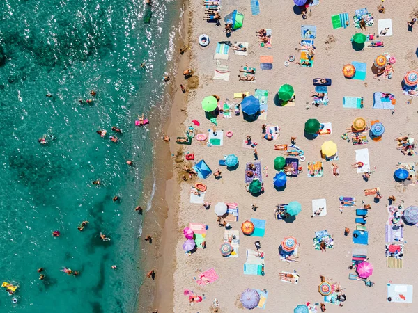 空中海のビーチでの写真 人々と傘 シーサイドビーチ — ストック写真