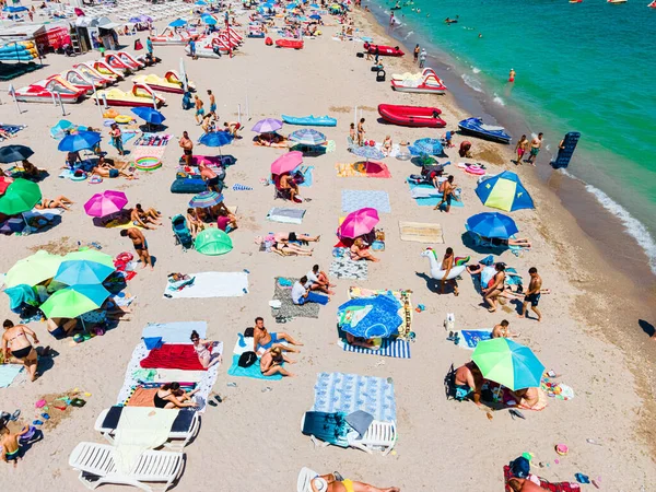夏のオーシャンシーサイドビーチの人々とカラフルな傘の空中ビュー — ストック写真