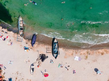 Sahildeki teknelerin havadan görünüşü, deniz manzarası