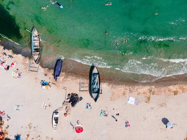 Sahildeki teknelerin havadan görünüşü, deniz manzarası