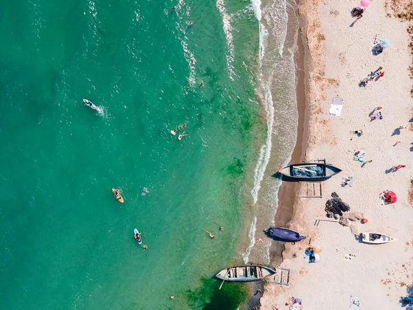 Sahildeki teknelerin havadan görünüşü, deniz manzarası