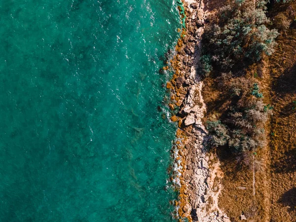 Hava Görünümü Deniz Burnu, Okyanus Dalgaları Kayalara Çarpıyor, İnsansız Hava Aracı Fotoğrafçılığı