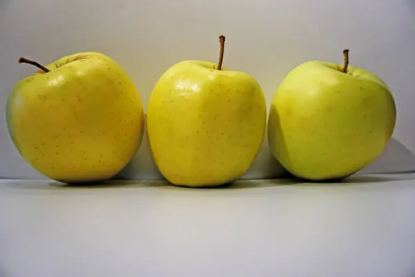 Tři Chutný Zelená Jablka — Stock fotografie