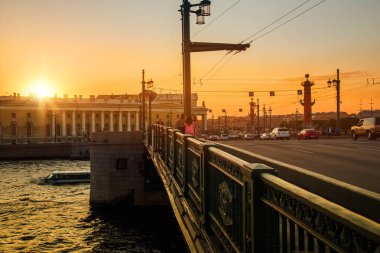 Tarihi merkezi, St. Petersburg. Rusya. Tükürük Vasilyevsky Adası ve Palace Bridge görünümünü. Rostral sütunları, Kunstkamera Müzesi görünür olur. Günbatımı