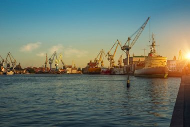 Güzel bir akşam günbatımı, görünür bağlantı noktası vinçler ve gemi limanda Neva nehrinde, St. Petersburg, Rusya Federasyonu. Vasilievsky Adası.