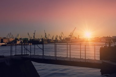 Güzel bir akşam günbatımı, görünür bağlantı noktası vinçler ve gemi limanda Neva nehrinde, St. Petersburg, Rusya Federasyonu. Vasilievsky Adası.