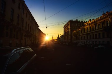 Geç akşam Vasilievsky Adası, karanlık sokak, akşam günbatımı. St. Petersburg, Rusya Federasyonu.
