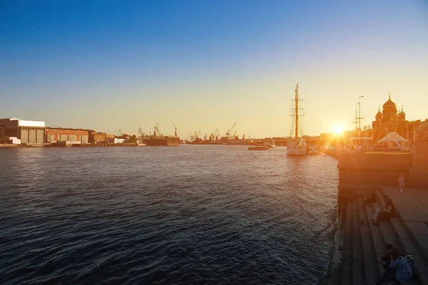 Wunderschöner Abendlicher Sonnenuntergang Sichtbare Hafenkräne Und Schiffe Hafen Der Neva — Stockfoto