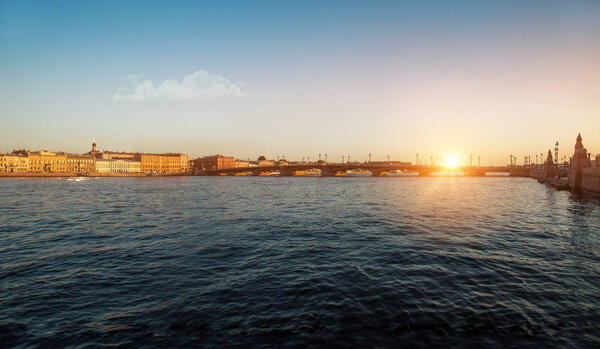 Благовещенский мост, Нева, Английская набережная, Сфинксы Академии художеств, Васильевский остров, вечерний закат. Панорама Санкт-Петербурга. Россия
.