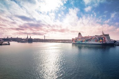 Estonya, Tallinn 04 Mayıs 2018: Finlandiya Körfezi feribotla, Tallinn liman manzarası. Bahar güneşli gün.