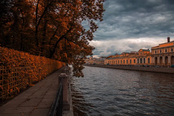 Yaz bahçe Yusupov Nehri, St. Petersburg üzerinde göster