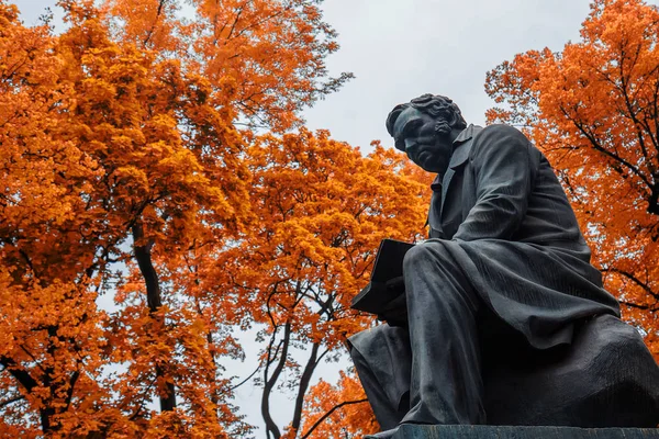 San Petersburgo Rusia 2015 Escultura Del Escritor Krylov Sobre Pedestal — Foto de Stock