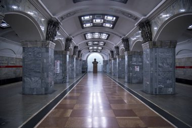St. Petersburg, Rusya Federasyonu-Ekim 08, 2016: Kirovsky Zavod metro istasyonu, lobide giden bir bakış açısı ve Lenin büstü ile iç