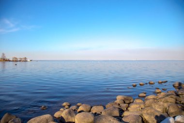 Peterhof Müzesi'nde küçük bir adada bir konak ile Finlandiya Körfezi ufuk görünümü. Bahar Güneşli günü. St. Petersburg, Rusya Federasyonu.
