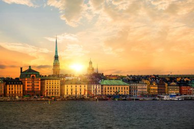 Stockholm, İsveç - 09 Mayıs 2019: Stockholm şehrinin manzarası, Şehir manzarası, eski evler, köprüler, binalar ve sokaklar. Güzel gün batımı.