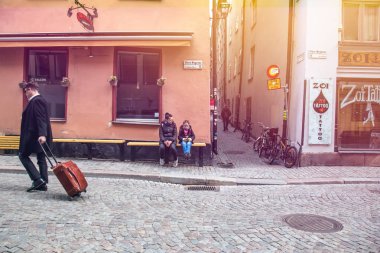 Stockholm, İsveç - 09 Mayıs 2019: Tarihi dar eski sokaklar Stockholm'ün eski kenti, İsveç.