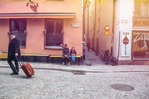 Stockholm, İsveç - 09 Mayıs 2019: Tarihi dar eski sokaklar Stockholm'ün eski kenti, İsveç.