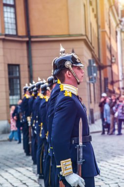 Stockholm, İsveç - 09 Mayıs 2019: Stockholm Sarayı'nda Kraliyet ordusunun muhafızlarının geleneksel değişimi.