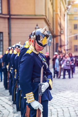 Stockholm, İsveç - 09 Mayıs 2019: Stockholm Sarayı'nda Kraliyet ordusunun muhafızlarının geleneksel değişimi.