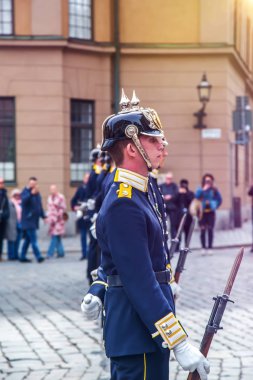 Stockholm, İsveç - 09 Mayıs 2019: Stockholm Sarayı'nda Kraliyet ordusunun muhafızlarının geleneksel değişimi.