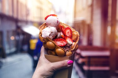 Stockholm Gamla Stan sokakta geleneksel İsveç dondurma ile El, İsveç.