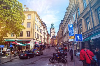 Stockholm, İsveç - 09 Mayıs 2019: Eski Şehir Stockholm'ün dar eski sokakları, İsveç.