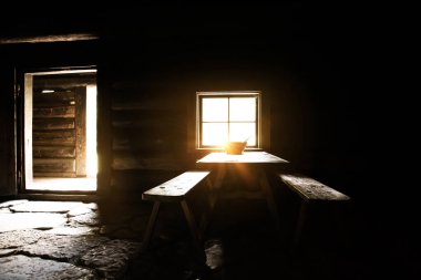 Pencereli klasik ahşap duvar