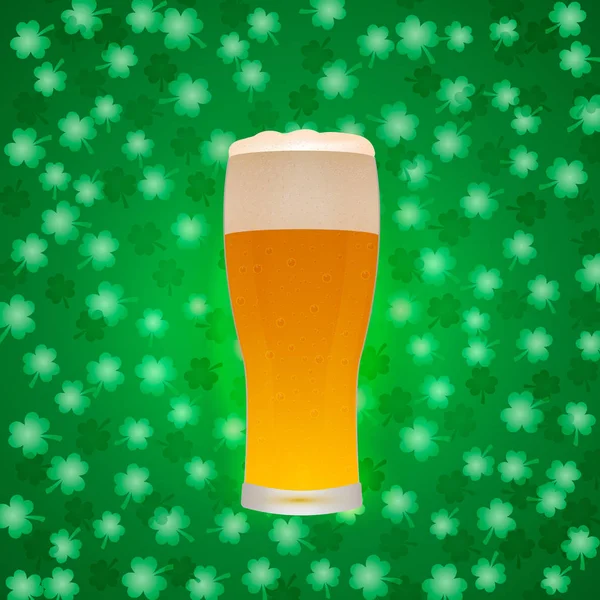 Bicchiere Birra Sfondo Verde Trifoglio Modello San Patrizio Saluto Vettoriale — Vettoriale Stock