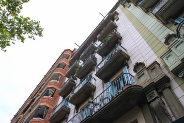 Balkonlu ev. Alt görünümü.