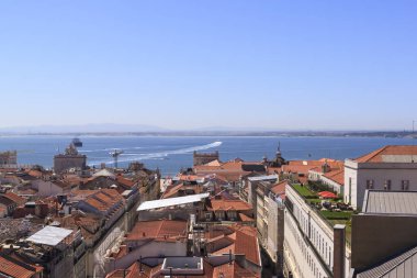 Kenti görünümünden bir güneşli yaz günü gelin. Çatılar evler ve Tagus Nehri. Lisbon, Portekiz.