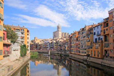 Renkli evler nehrin Onyar suya yansıyan. Girona, Katalonya, İspanya güzel kasaba yaz güneşli.