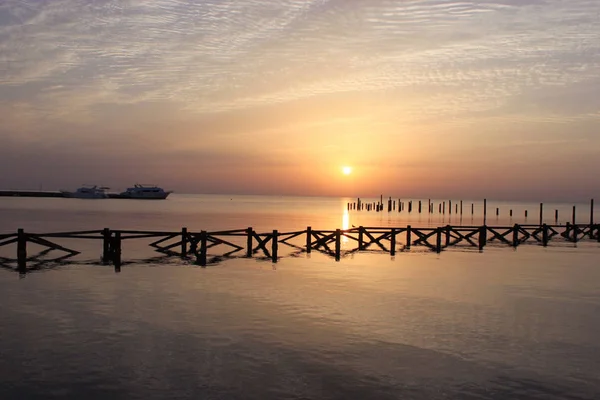 Amanecer Dorado Mar Montones Madera Viejo Muelle Destruido Que Sobresalen — Foto de Stock