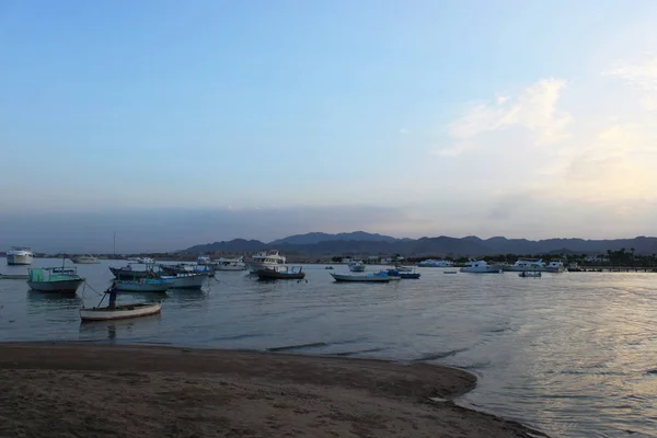 stock image Bay and boats on the water. Low mountains in the distance. Resort on the Red sea coast, Safaga, Egypt