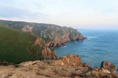 Cliffs Atlantik Okyanusu üzerinden. Avrupa'nın en batıdaki nokta. Arazi kenarına. Cape Roca (Cabo da Roca), Portekiz.