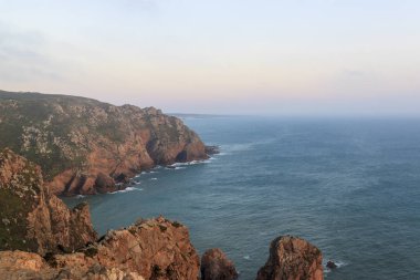 Cliffs Atlantik Okyanusu üzerinden. Avrupa'nın en batıdaki nokta. Arazi kenarına. Cape Roca (Cabo da Roca), Portekiz.