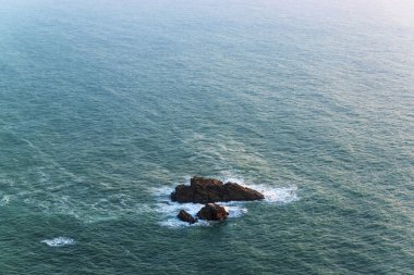 Kayalar denizin içinde. Atlantik Okyanusu büyüklüğü. Avrupa'nın en batıdaki nokta. Cabo da Roca, Portekiz.