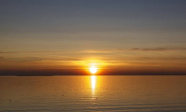 Piękny zachód słońca nad morzem. Słońce ustawia się na wodzie. Niebo jest malowane jasnymi kolorami. Sunset Beach w letni wieczór. Zatoka fińska, Morze Bałtyckie, Kronstadt, Sankt Petersburg, Rosja. — Zdjęcie stockowe