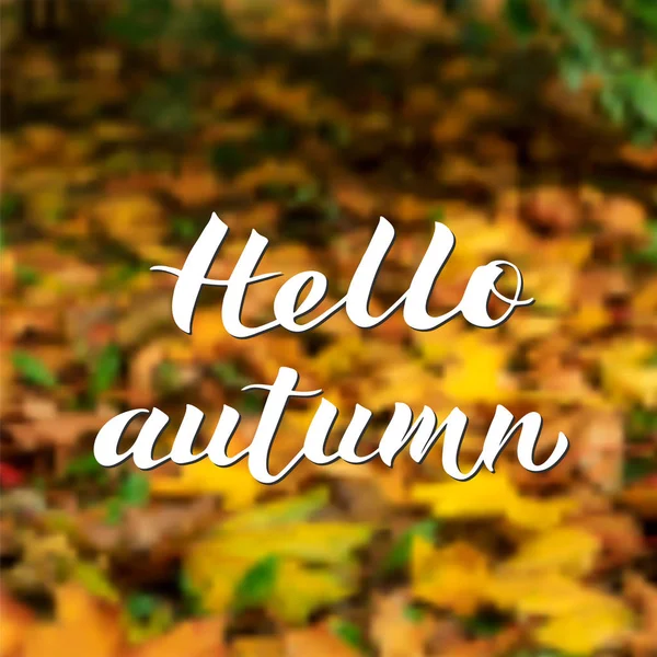 Hello Autumn skriven med pensel på suddig bakgrund av färgst — Stock vektor