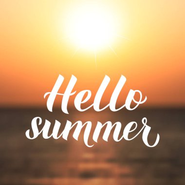 Merhaba yaz kaligrafi yazı. Deniz arka plan üzerinde defocused günbatımı. Vektör illüstrasyon. Tipografi posteri, afiş, el ilanı, kartpostal, plaj partisi davetiyesi için şablonu kolayca difama.